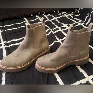 Women’s Chelsea style  Lug Boots in Taupe